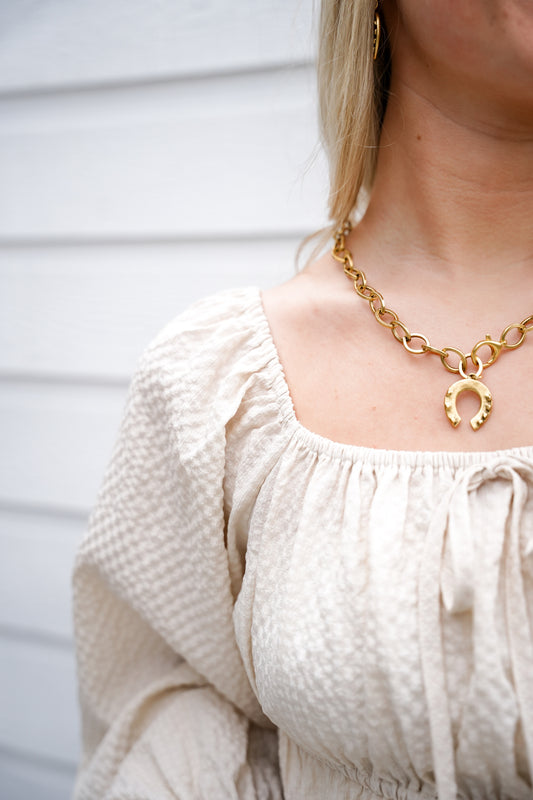 AWE Frontlock Gold Horeshoe Necklace - Southern Belle Boutique