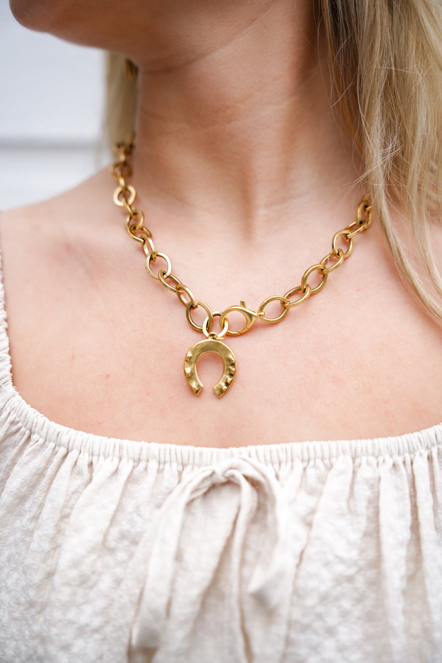 AWE Frontlock Gold Horeshoe Necklace - Southern Belle Boutique